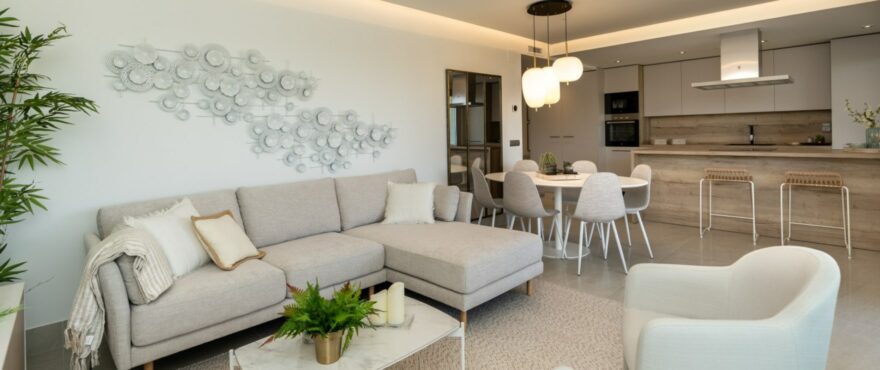 Solana Village: Spacious, bright living room with panoramic views over the golf course.
