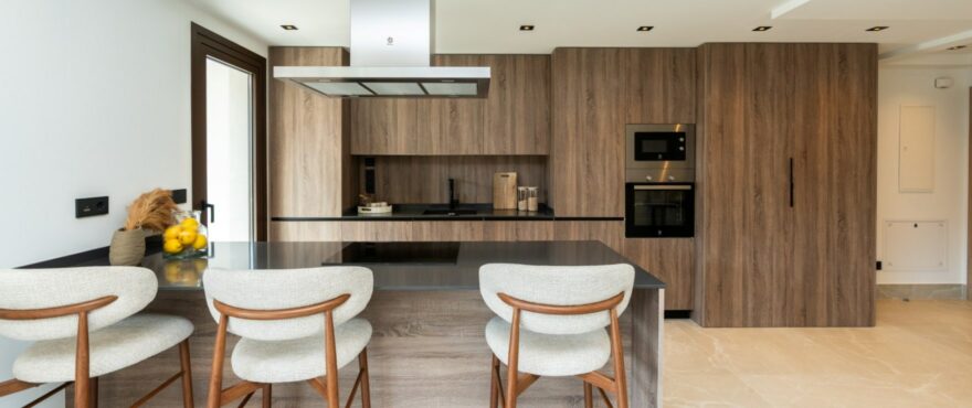 Almazara Forest, Istán: salón, comedor y cocina integrada, en el nuevo residencial en venta