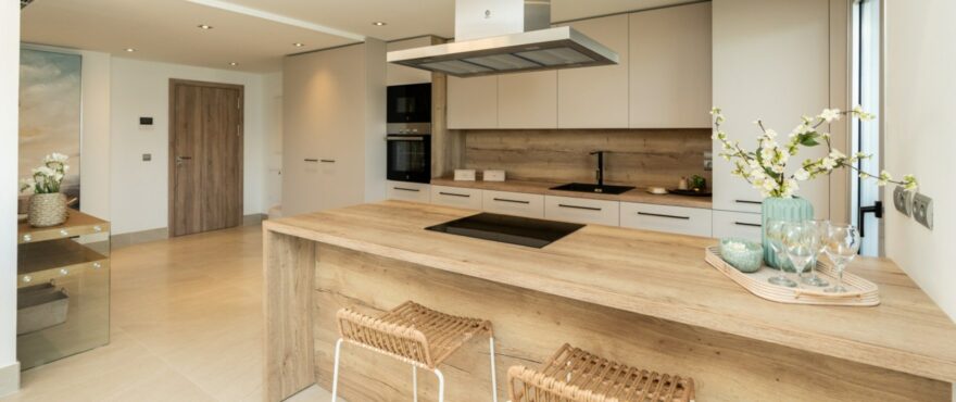 Moderne Küche der Neubauapartments, zu verkaufen in der Wohnanlage Solana Village, La Cala Resort.