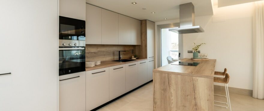Moderne Küche der Neubauapartments, zu verkaufen in der Wohnanlage Solana Village, La Cala Resort.