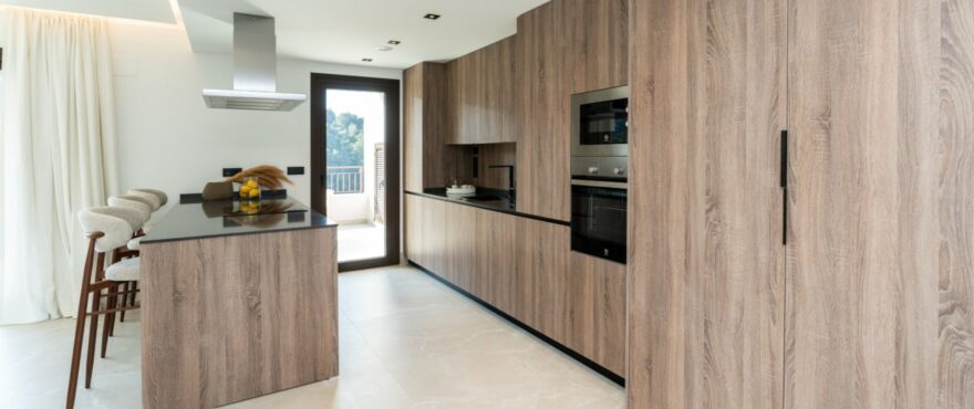 Almazara Forest, Istán: living room, dining room and integrated kitchen at the new development on sale