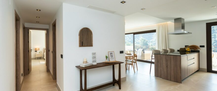 Almazara Forest, Istán: entrande to salon and bedrooms