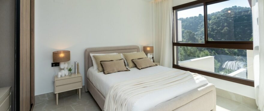 Almazara Forest, Istán: spacious and bright double bedroom in a quiet area