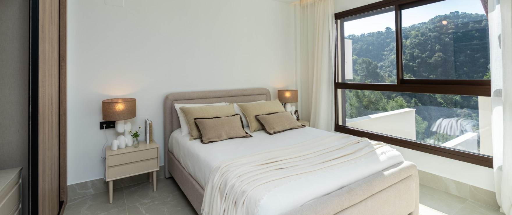 Almazara Forest, Istán: spacious and bright double bedroom in a quiet area