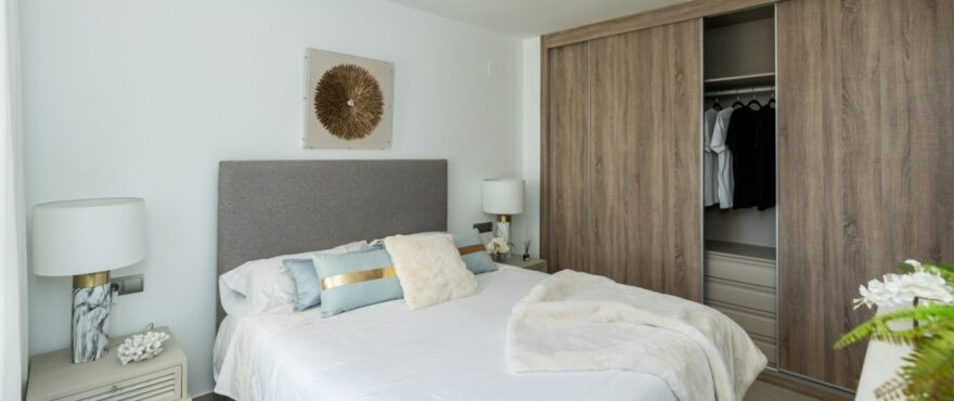 Solana Village: Großes, helles Schlafzimmer, im La Cala Golf Resort, in ruhiger Umgebung.