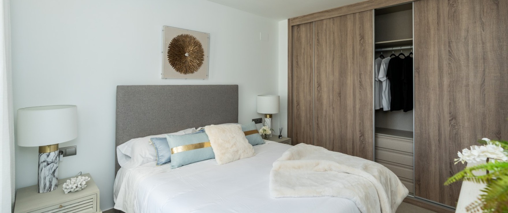 Solana Village: Bright spacious bedroom in a peaceful location, La Cala Golf Resort. Solana Village: Bright spacious bedroom in a peaceful location, La Cala Golf Resort.