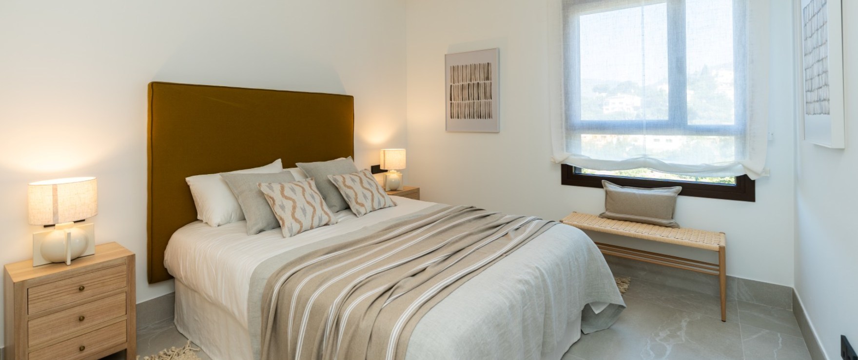 Almazara Forest, Istán: spacious and bright double bedroom in a quiet area