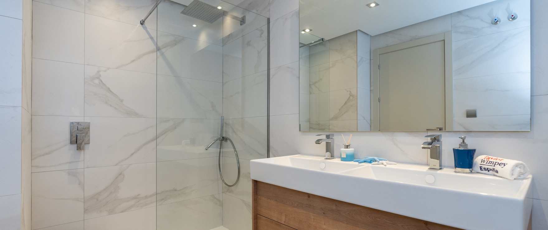 Moderne en volledige badkamer in Solana Village, met geïnstalleerde douchewand