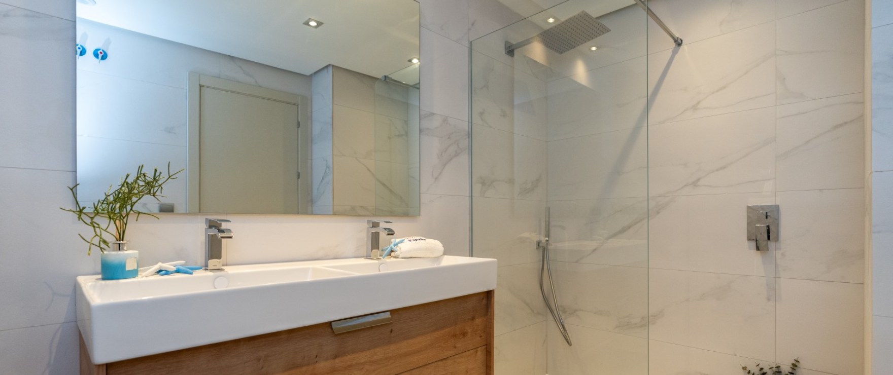 Moderne en volledige badkamer in Solana Village, met geïnstalleerde douchewand. Moderne en volledige badkamer in Solana Village, met geïnstalleerde douchewand.