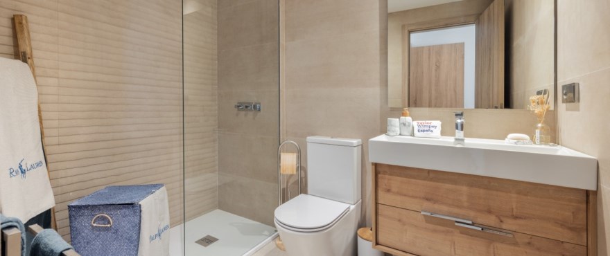 Solemar, Casares plage : salle de bain moderne et complète avec parois installées.