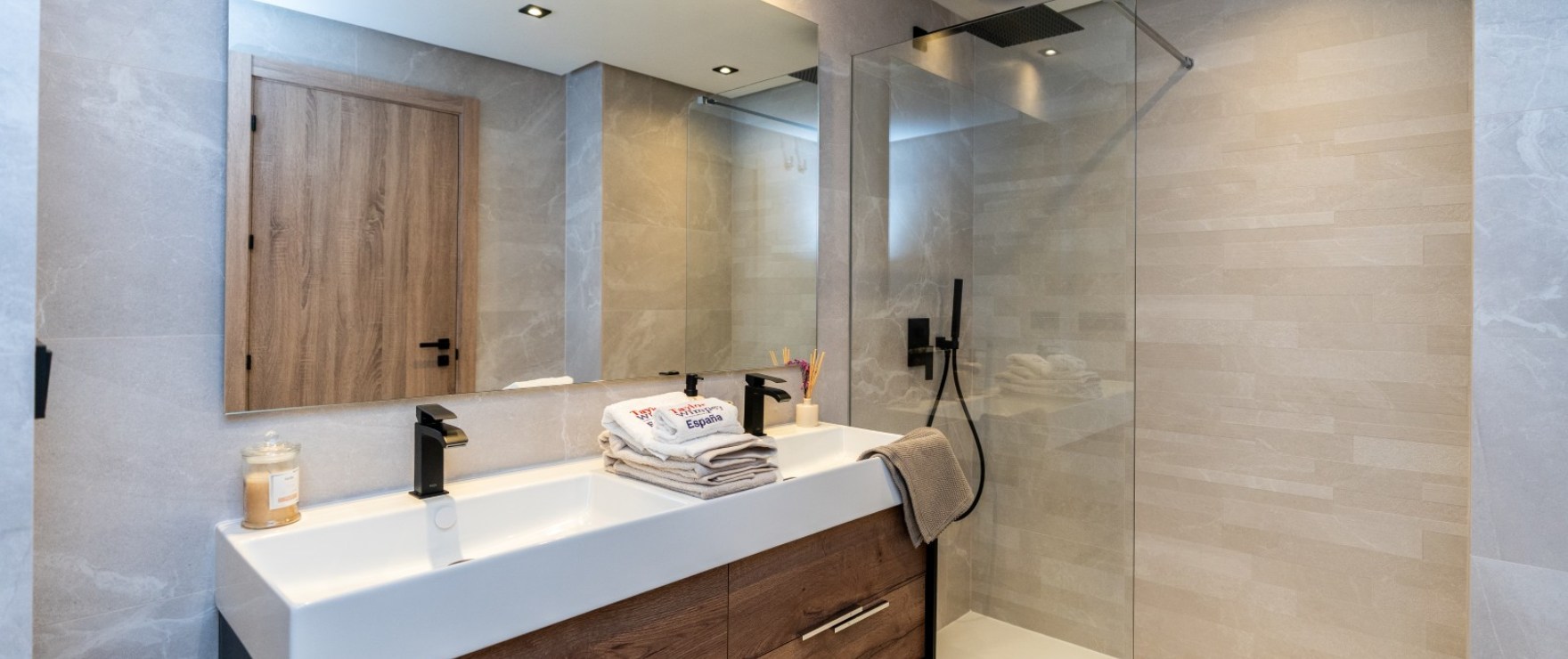 Almazara Forest, Istán : salle de bain moderne et complète, avec cloisons installées