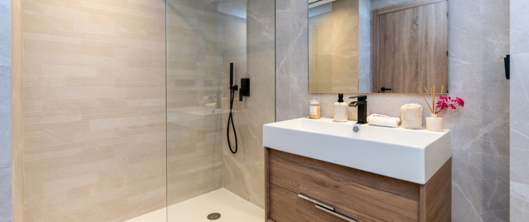 Almazara Forest, Istán: full modern bathroom with shower screen installed