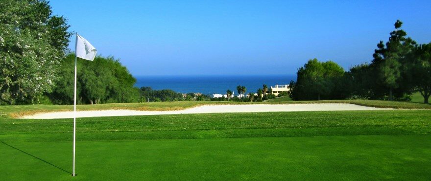 Solemar, nya lägenheter i Casares Playa. Utsikt från Doña Julia Golf Club.