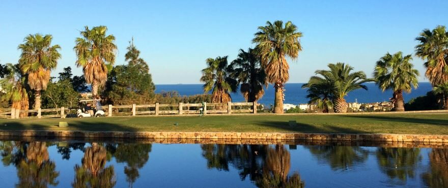 Solemar, nya lägenheter i Casares Playa. Utsikt från Doña Julia Golf Club.