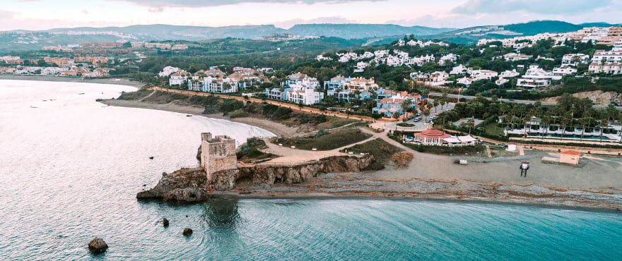 Luchtfoto van Casares Playa en de kustlijn