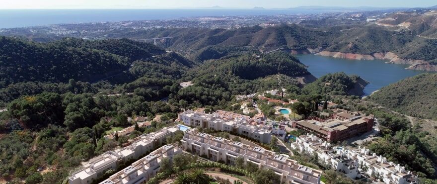 Almazara Views, Istán: Neubau- Reihenvillen mit Dachterrasse in Istán - Marbella