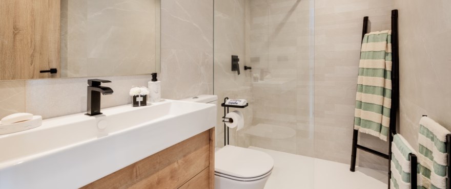 Almazara Views, Istán : salle de bain moderne et complète, avec cloisons installées