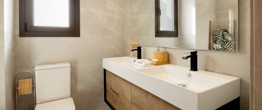 Almazara Views, Istán : salle de bain moderne et complète, avec cloisons installées