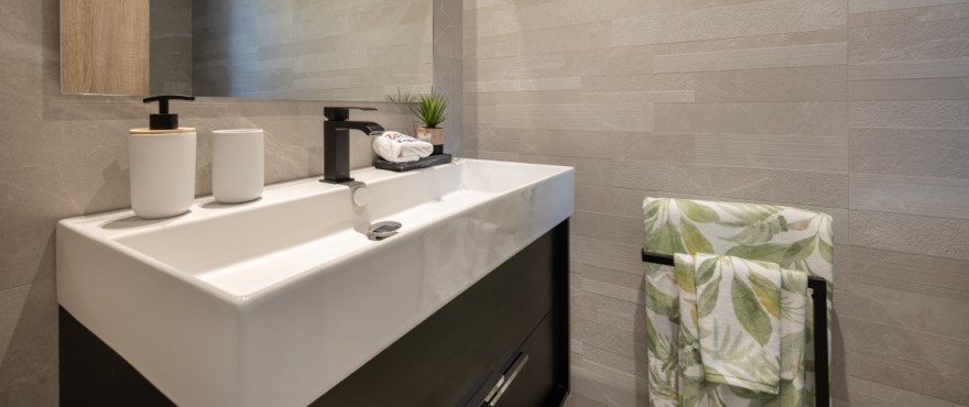 Almazara Views, Istán: full modern bathroom with shower screen installed