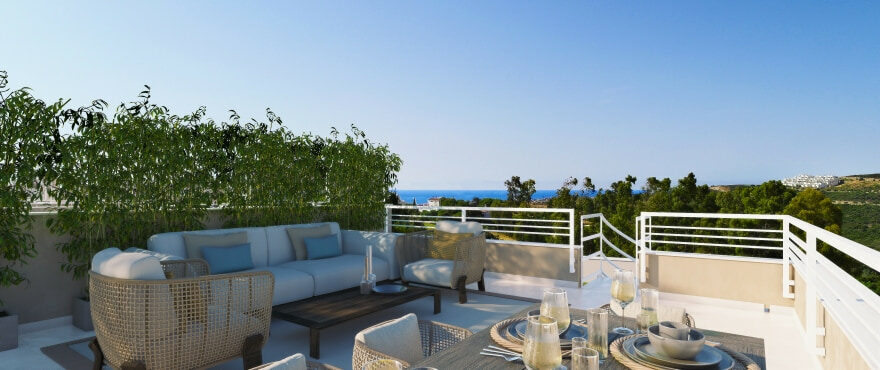 Sunny Golf, weitläufige Terrasse mit Panoramablick auf das Meer und den Golfplatz von Estepona. Südwestlich ausrichtung