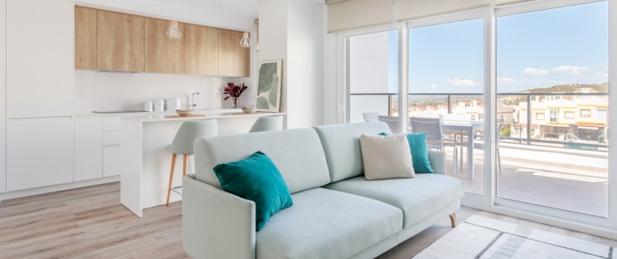 Großzügiges, helles Wohnzimmer mit Panoramablick auf das Mittelmeer und die Skyline von Benidorm