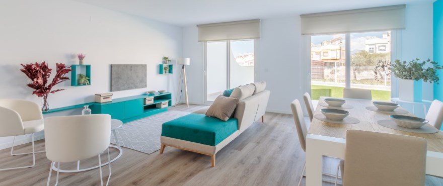 Heerlijk ruime en lichte woonkamer met panoramisch uitzicht over de Middellandse Zee en de skyline van Benidorm