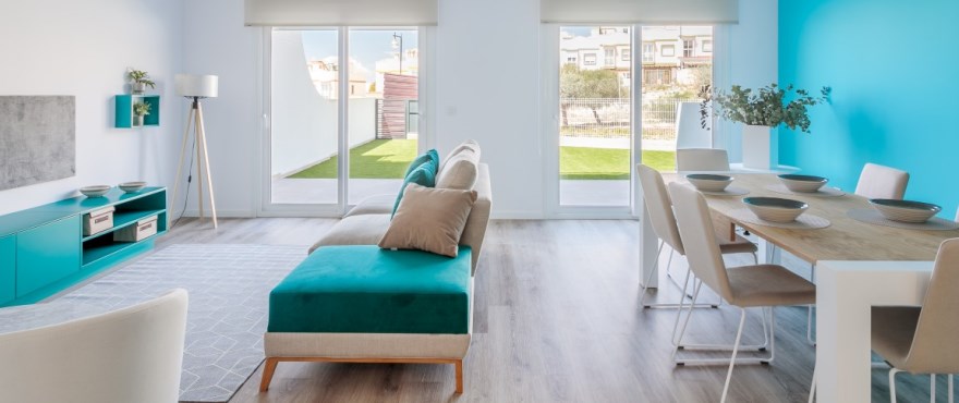 Rymligt, ljust vardagsrum med panoramautsikt över Medelhavet och Benidorms Skyline