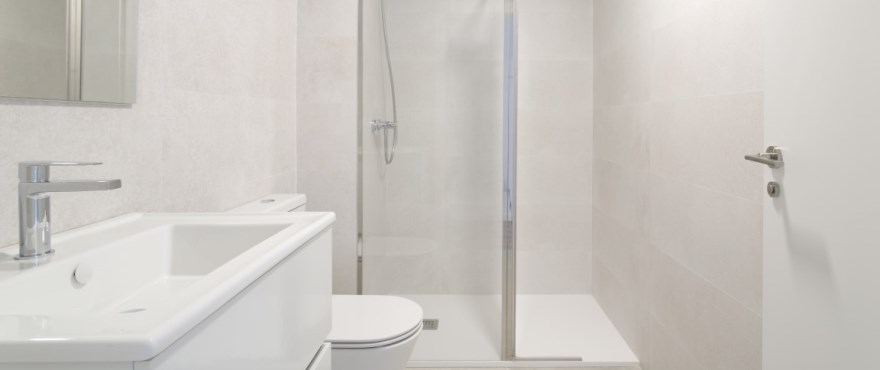 Moderne complete badkamer in Breeze, met douchewanden