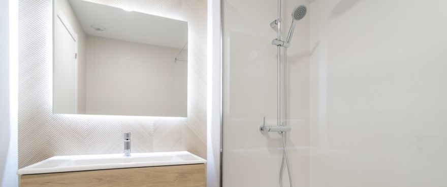 Modernt och komplett badrum i Breeze: med inbyggd duschskärmar