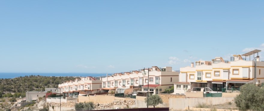 Breeze: Panoramafoto van de nieuwe woningen, Balcón de Finestrat, Benidorm, Costa Blanca