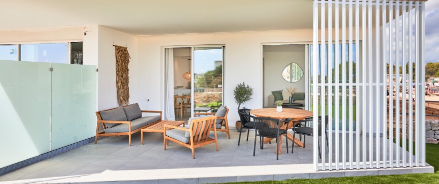 Terrasse mit Blick in Cala d'Or, Mallorca