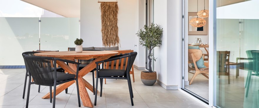 Terrasse mit Blick in Cala d'Or, Mallorca