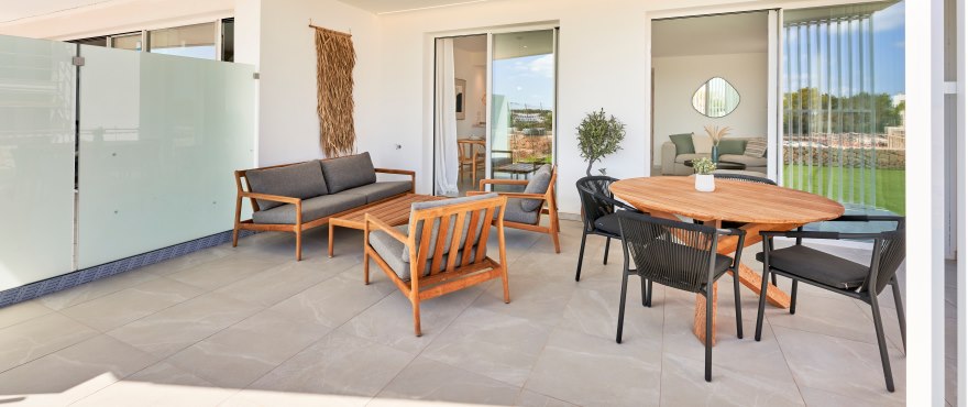 Terrasse mit Blick in Cala d'Or, Mallorca