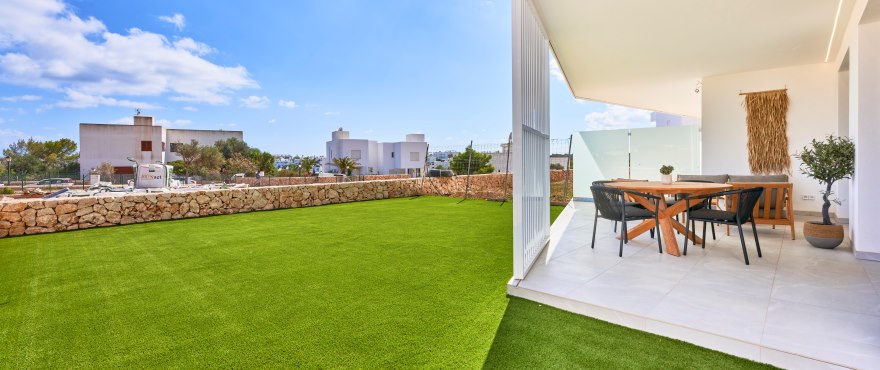 Terrasse mit Blick in Cala d'Or, Mallorca