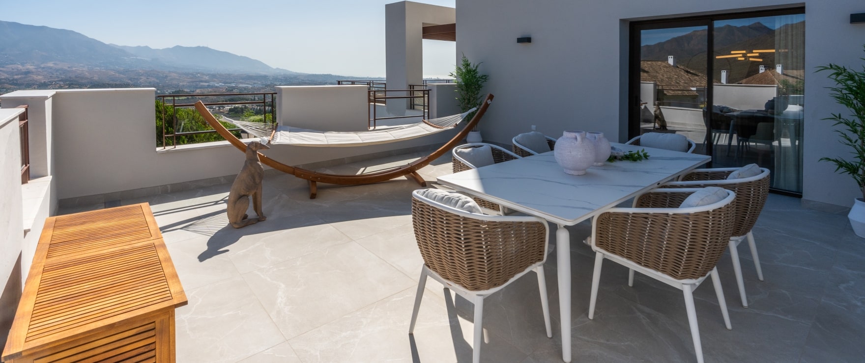 Ruim solarium met panoramisch uitzicht op de golfbaan van La Cala Resort Ruim solarium met panoramisch uitzicht op de golfbaan van La Cala Resort