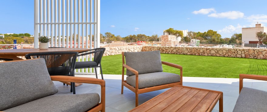 Terrasse mit Blick in Cala d'Or, Mallorca