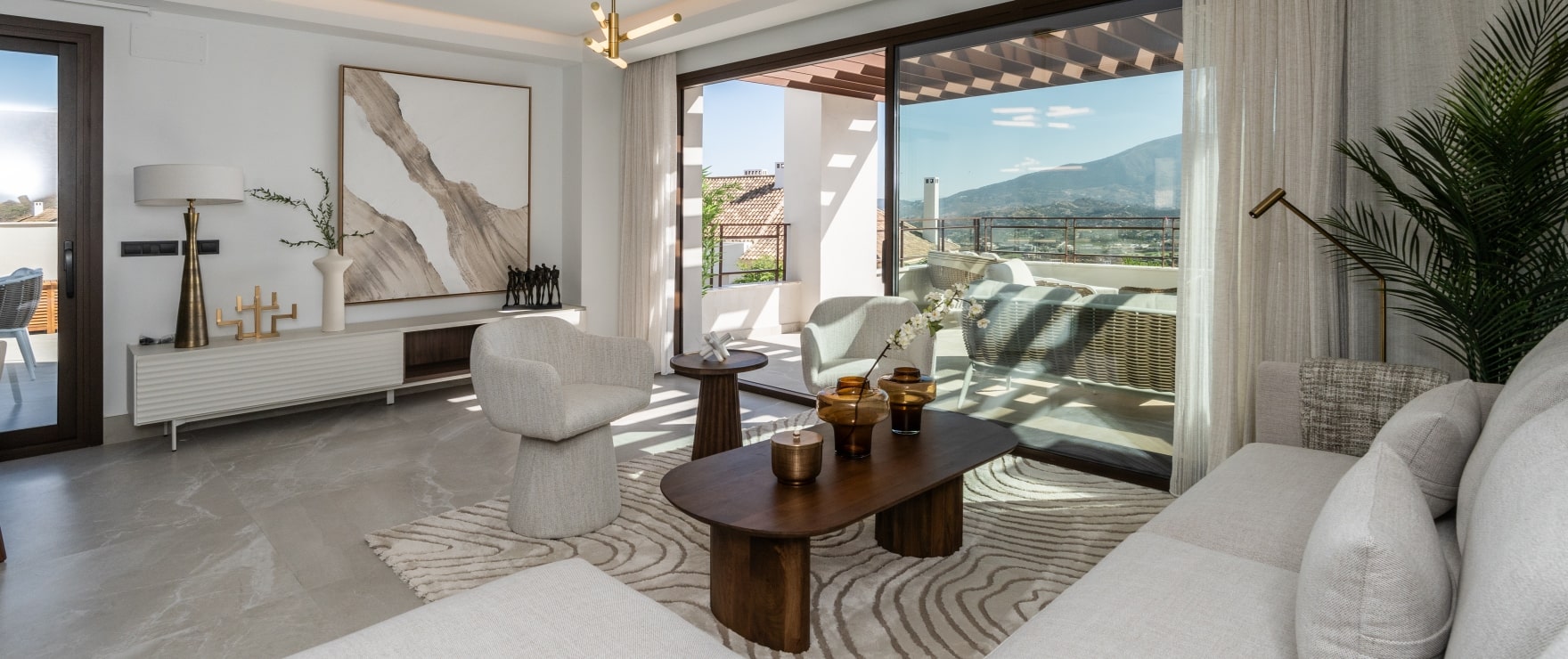 Licht salon met uitzicht op de golfbaan van de nieuwe, halfvrijstaande koopwoningen in Belaria, Costa del Sol Licht salon met uitzicht op de golfbaan van de nieuwe, halfvrijstaande koopwoningen in Belaria, Costa del Sol