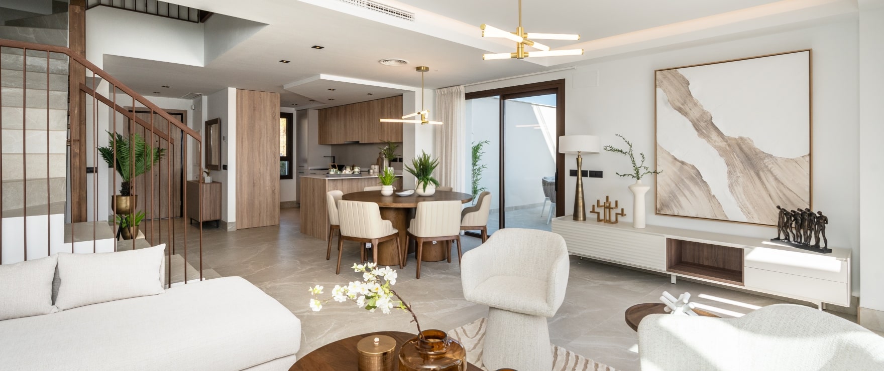 Licht salon met uitzicht op de golfbaan van de nieuwe, halfvrijstaande koopwoningen in Belaria, Costa del Sol Licht salon met uitzicht op de golfbaan van de nieuwe, halfvrijstaande koopwoningen in Belaria, Costa del Sol