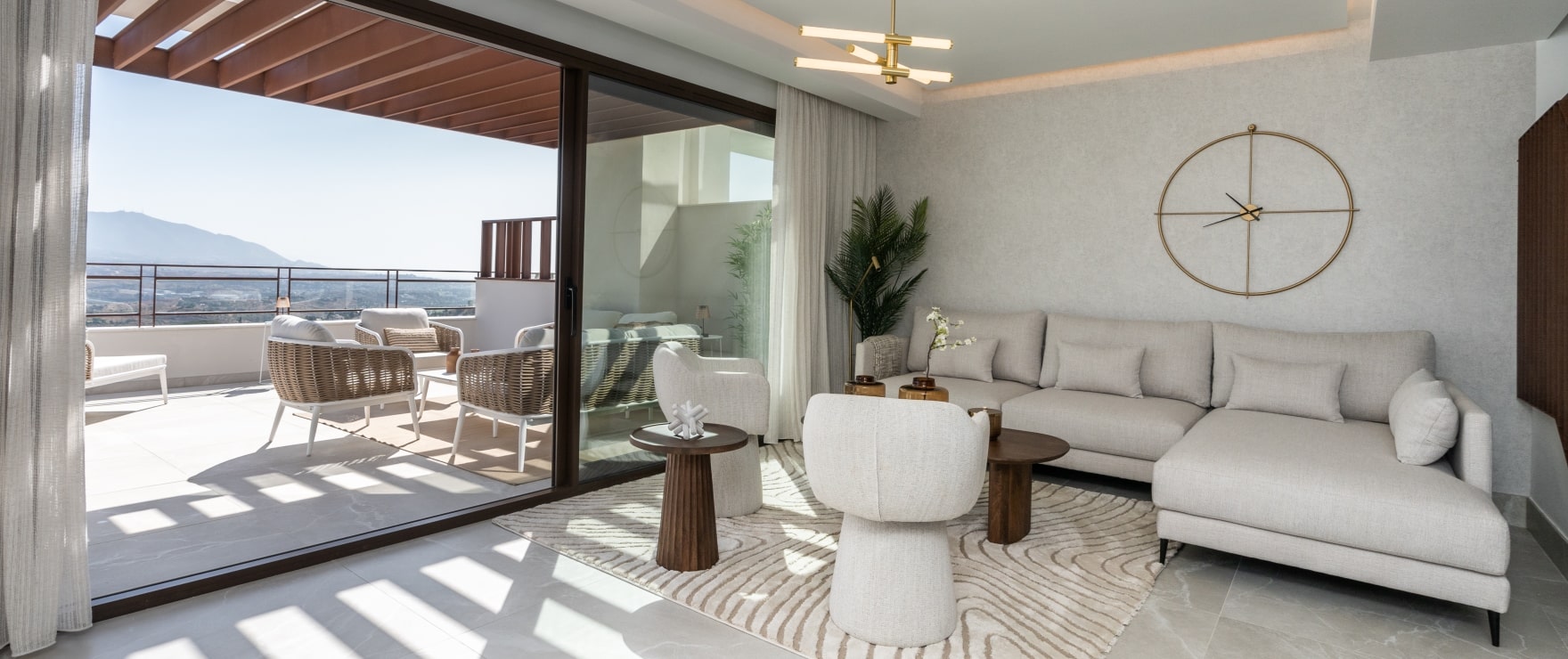 Licht salon met uitzicht op de golfbaan van de nieuwe, halfvrijstaande koopwoningen in Belaria, Costa del Sol Licht salon met uitzicht op de golfbaan van de nieuwe, halfvrijstaande koopwoningen in Belaria, Costa del Sol