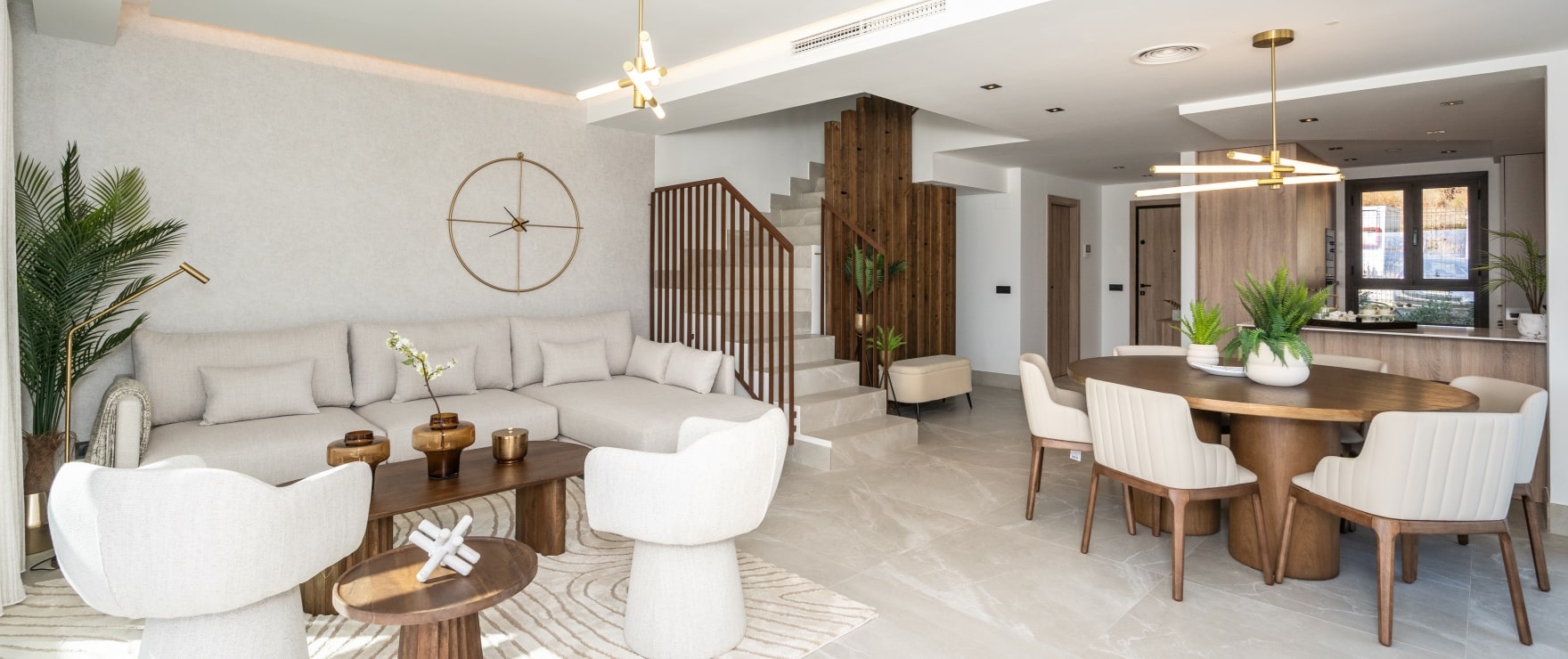 Licht salon met uitzicht op de golfbaan van de nieuwe, halfvrijstaande koopwoningen in Belaria, Costa del Sol Licht salon met uitzicht op de golfbaan van de nieuwe, halfvrijstaande koopwoningen in Belaria, Costa del Sol