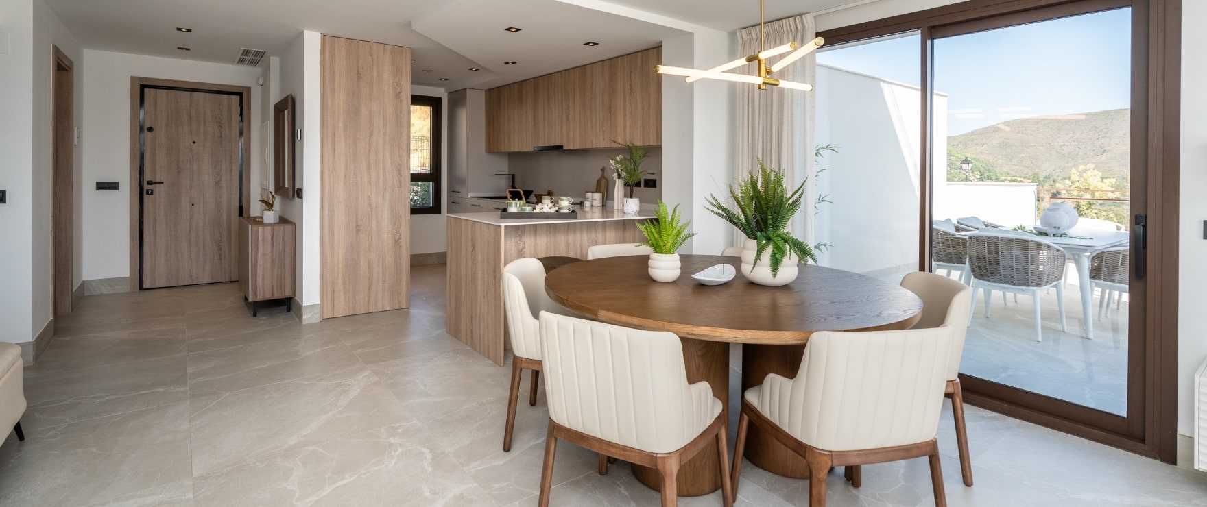 Licht salon met uitzicht op de golfbaan van de nieuwe, halfvrijstaande koopwoningen in Belaria, Costa del Sol Licht salon met uitzicht op de golfbaan van de nieuwe, halfvrijstaande koopwoningen in Belaria, Costa del Sol