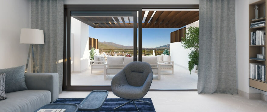 Ljust vardagsrum med utsikt över golfbanor från de nya radhusen till salu i Belaria, Costa del Sol