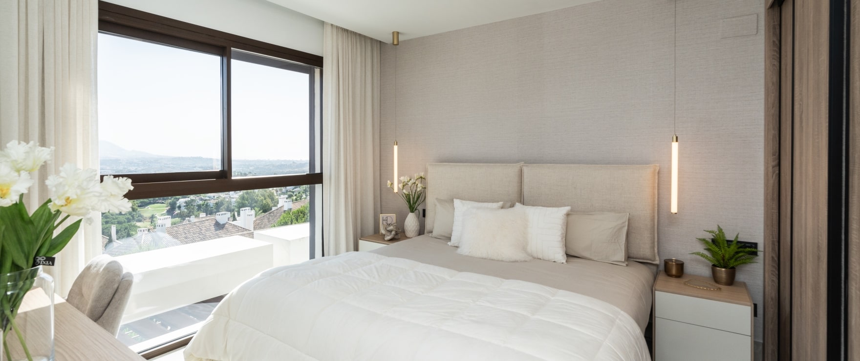 Lichte slaapkamer met uitzicht op de golfbaan in Belaria Lichte slaapkamer met uitzicht op de golfbaan in Belaria