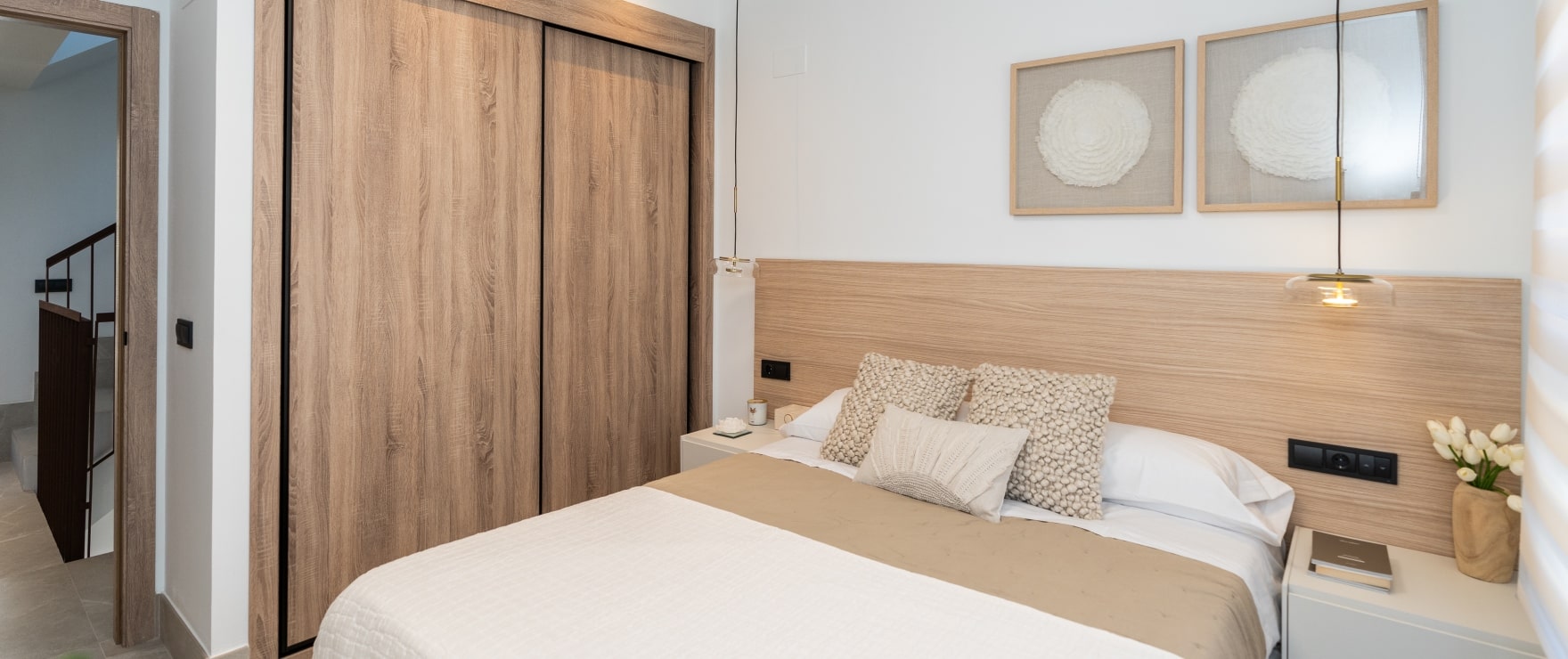 Lichte slaapkamer met uitzicht op de golfbaan in Belaria Lichte slaapkamer met uitzicht op de golfbaan in Belaria