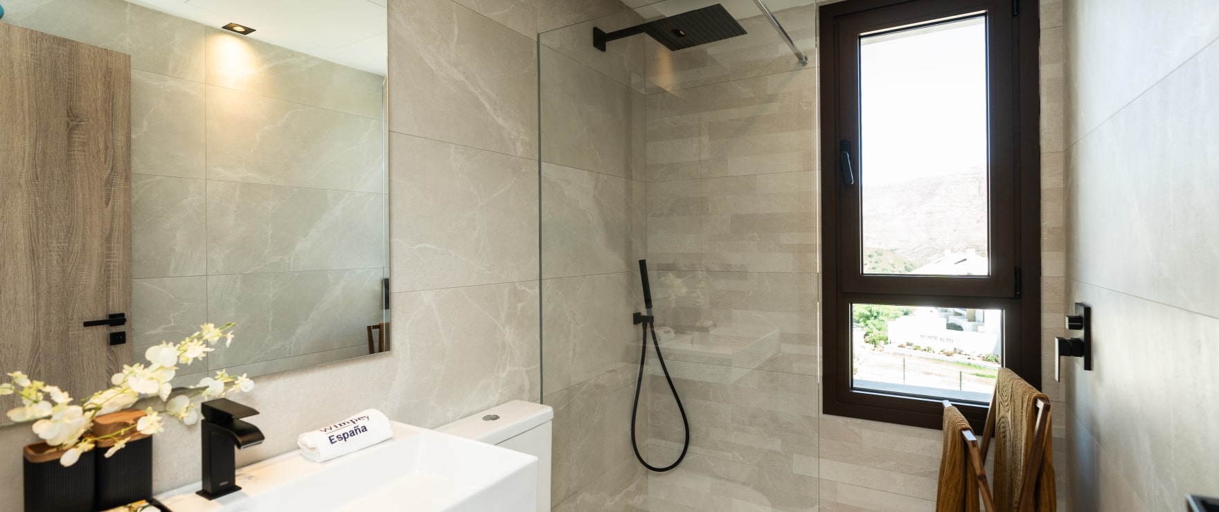 Moderne, ingericht badkamer met douche van de halfvrijstaande woningen in Belaria Moderne, ingericht badkamer met douche van de halfvrijstaande woningen in Belaria