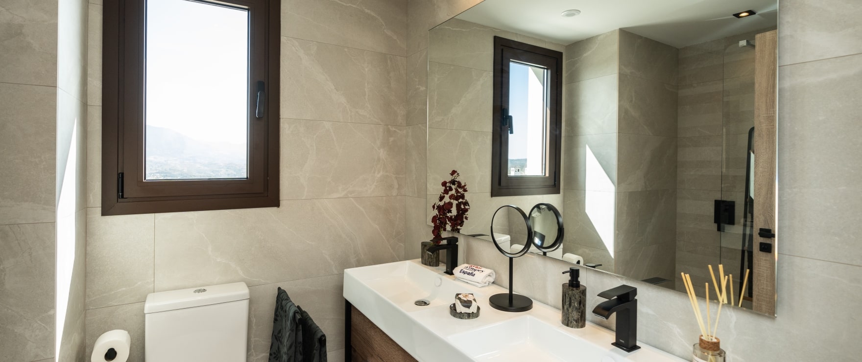 Moderne, ingericht badkamer met douche van de halfvrijstaande woningen in Belaria Moderne, ingericht badkamer met douche van de halfvrijstaande woningen in Belaria