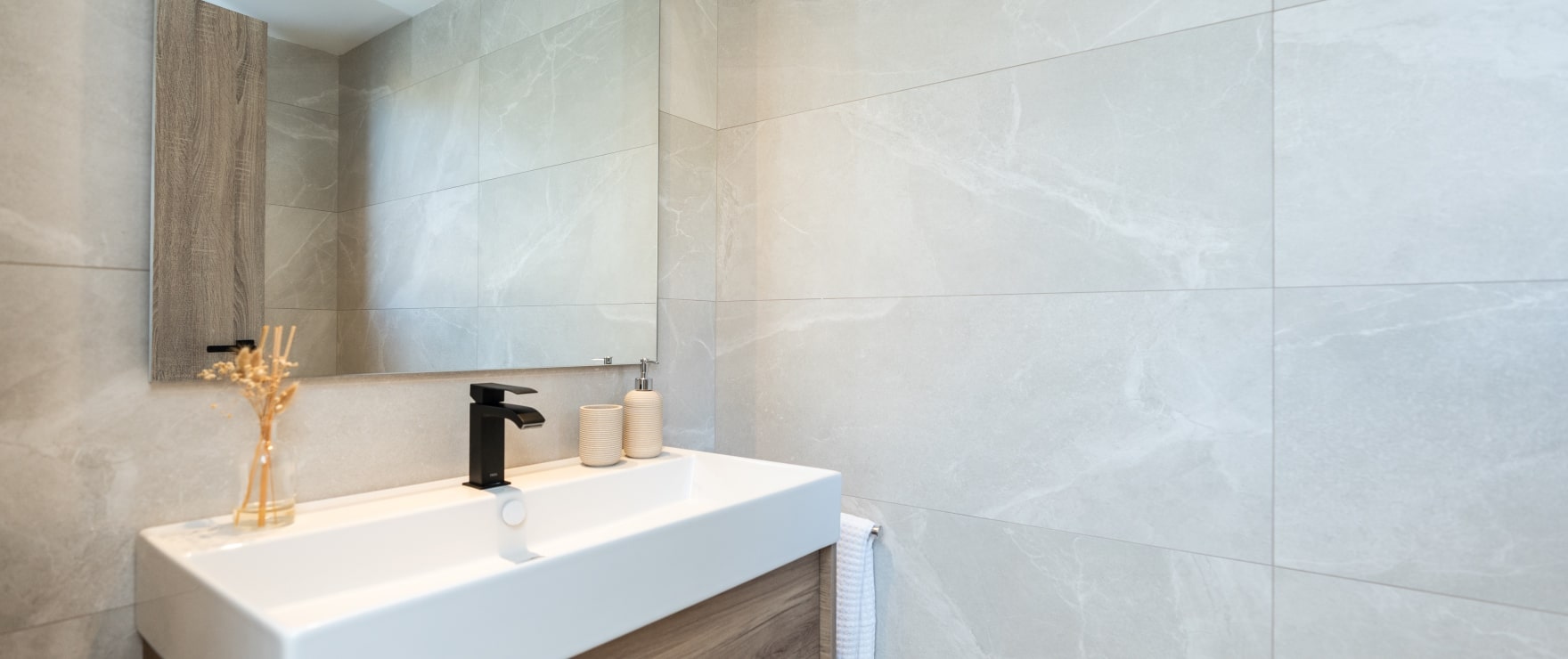 Moderne, ingericht badkamer met douche van de halfvrijstaande woningen in Belaria Moderne, ingericht badkamer met douche van de halfvrijstaande woningen in Belaria