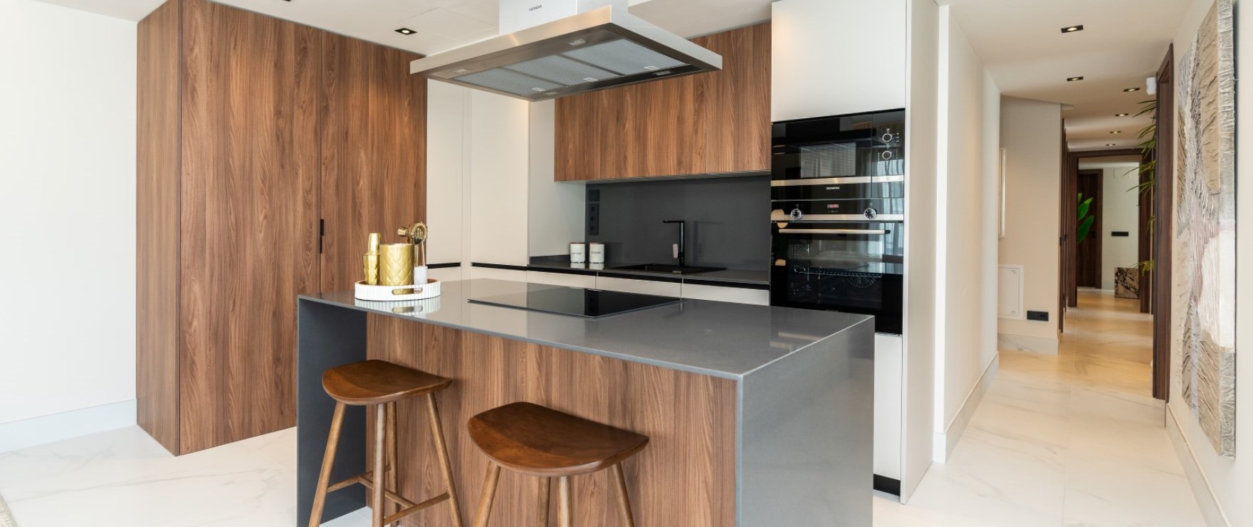 Mare, salon intégré dans une cuisine moderne