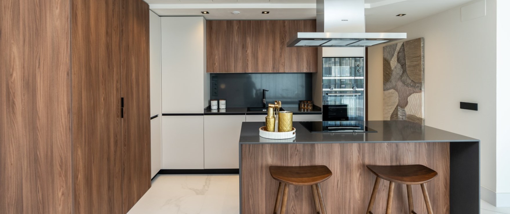 Mare, salon intégré dans une cuisine moderne