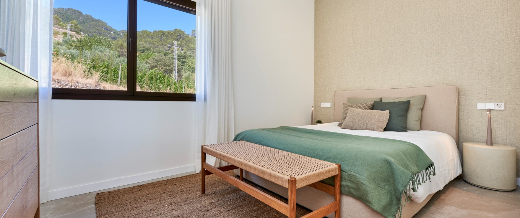 Double bedroom with en suite bathroom